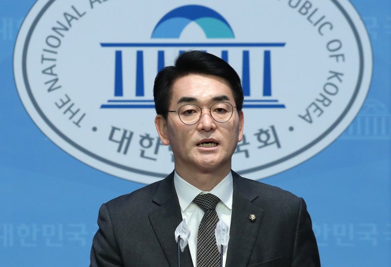 박용진 더불어민주당 의원이 20일 오전 서울 여의도 국회 소통관에서 긴급 기자회견을 갖고 발언하고 있다. 이날 박 의원은 현역 의원 하위 10%에 속했다는 통보를 받았다면서 “오늘의 이 과하지욕을 견디고 반드시 살아남겠다”고 밝혔다. 2024.2.20/뉴스1 ⓒ News1 임세영 기자