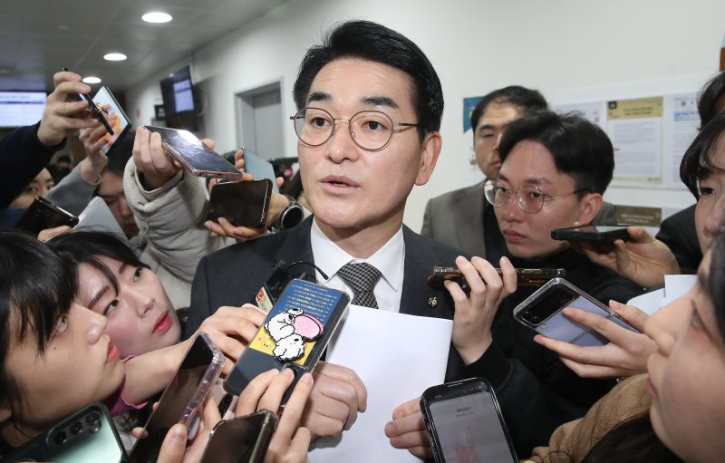 박용진 더불어민주당 의원이 20일 오전 서울 여의도 국회 소통관에서 긴급 기자회견을 마치고 이동하며 취재진의 질문에 답하고 있다. 이날 박 의원은 현역 의원 하위 10%에 속했다는 통보를 받았다면서 “오늘의 이 과하지욕을 견디고 반드시 살아남겠다”고 밝혔다. 2024.2.20/뉴스1 ⓒ News1 임세영 기자