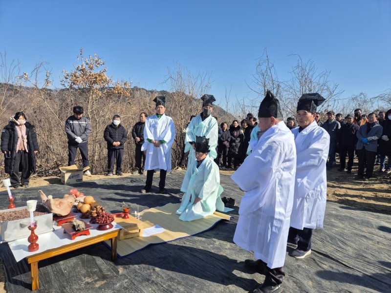 충북 괴산군 감물면 농업경영인협의회는 21일 박달산 느릅재 정상에서 면민 안녕 풍년기원제를 올렸다.(괴산군 제공, 재판매 및 SB금지)/뉴스1