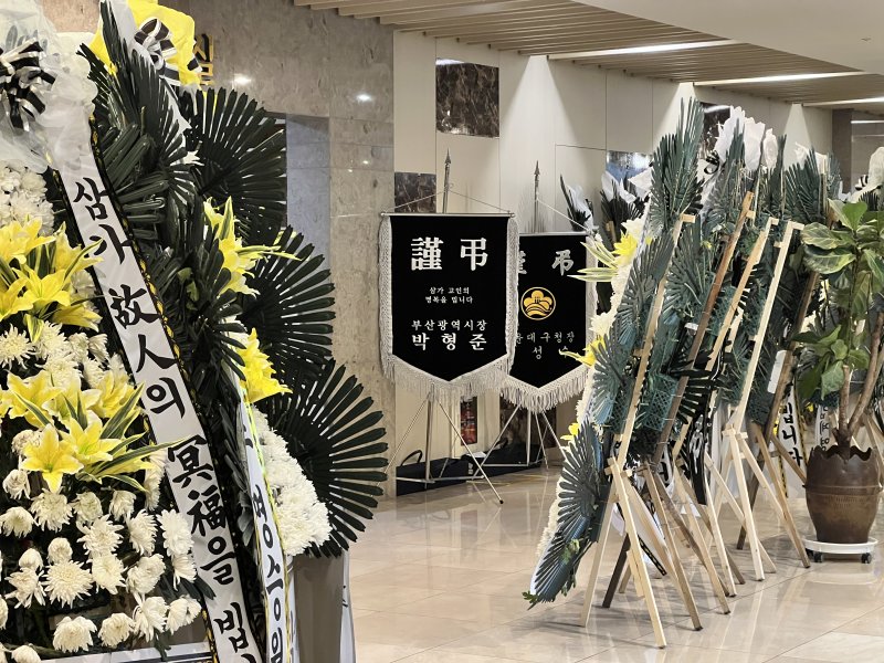 [부산=뉴시스] 원동화 기자 = 부산 해운대구 인제대 해운대백병원 장례식장에 마련된 반얀트리 해운대 부산 복합리조트 신축 공사장 희생자의 빈소에 박형준 부산시장이 보낸 조기가 놓여있다. 2025.02.20. photo@newsis.com