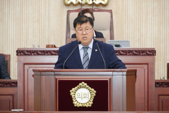 지난 20일 열린 고양시의회 임시회 본회의장에서 임홍열 시의원이 '식사동 데이터센터 건립 반대 촉구 결의안' 제안 이유에 대해 설명하고 있다. (고양시의회 제공, 재판매 및 DB금지)