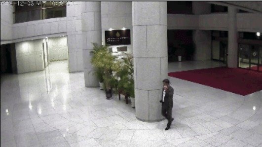 홍장원 전 국정원 1차장이 2024년 12월 3일 밤 10시 58분 국정원 내부로 들어서는 장면이 찍힌 CCTV. (국민의힘 제공) ⓒ 뉴스1