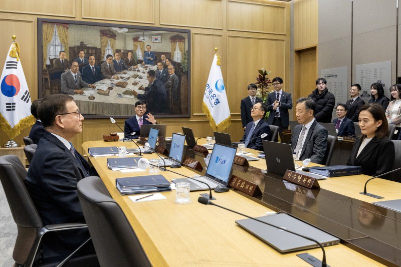 [서울=뉴시스] 사진공동취재단 = 이창용 한국은행 총재가 16일 오전 서울 중구 한국은행에서 금융통화위원회를 주재하고 있다. 2025.01.16. photo@newsis.com