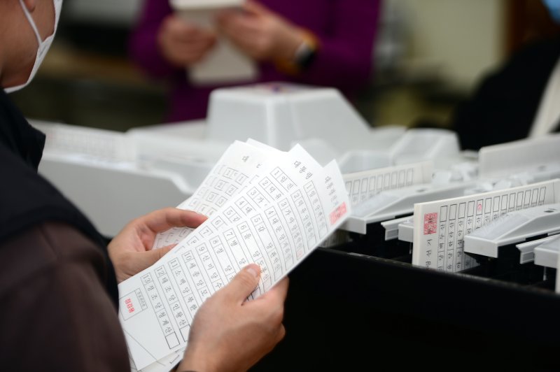 9일 오후 광주 서구선거관리위원회에서 직원들이 제20대 대통령 선거의 정확한 개표를 위해 투표지분류기 운용 교육을 받고 있다. 2022.2.9/뉴스1 ⓒ News1 정다움 기자