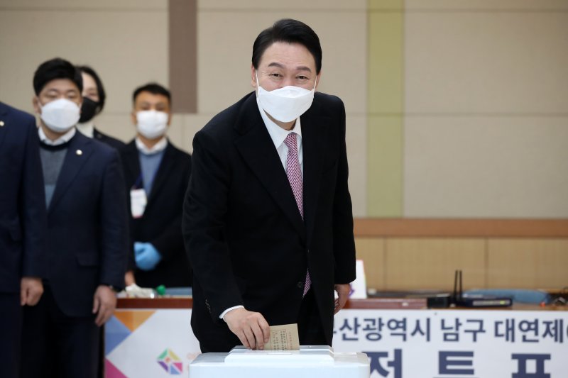 윤석열 국민의힘 대선 후보가 4일 부산 남구 대연동 부산남구청에 마련된 제20대 대통령 선거 사전투표소를 찾아 투표하고 있다. 2022.3.4/뉴스1 ⓒ News1 구윤성 기자