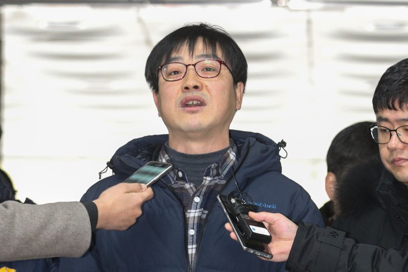 김수억 금속노조 기아차 비정규직 지회장이 21일 오후 서울 서초구 서울중앙지법에서 열린 구속 전 피의자 심문을 받기 위해 법원으로 들어서던 중 취재진들의 질문에 답하고 있다. 김 지회장은 청와대 앞 기습시위 등 혐의로 구속영장이 청구됐다. 2019.1.21/뉴스1 ⓒ News1 성동훈 기자