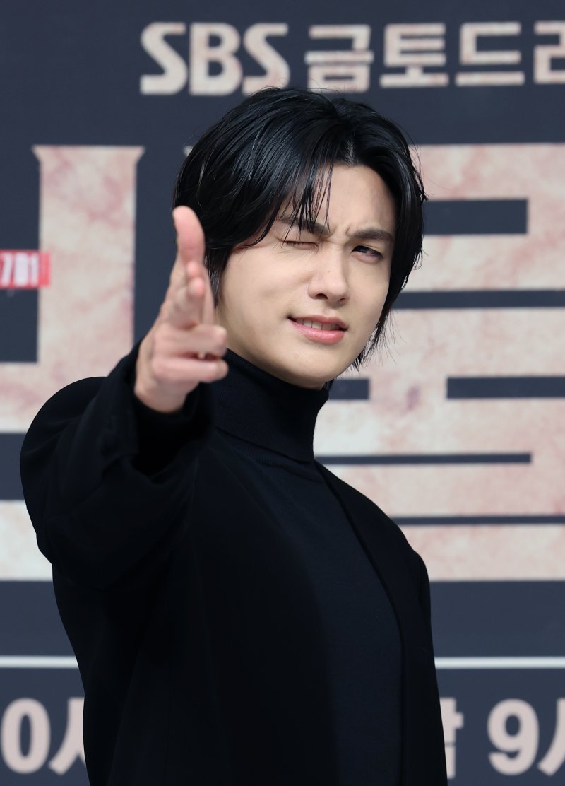 배우 박형식이 21일 오후 서울 양천구 목동 SBS에서 열린 SBS 새 금토드라마 '보물섬' 제작발표회 참석해 포즈를 취하고 있다. '보물섬'은 2조 원의 정치 비자금을 해킹한 서동주(박형식 분)가 자신을 죽인 절대 악과 그 세계를 무너뜨리기 위해 모든 것을 걸고 싸우는 인생 풀 베팅 복수전이다. 2025.2.21/뉴스1 ⓒ News1 권현진 기자