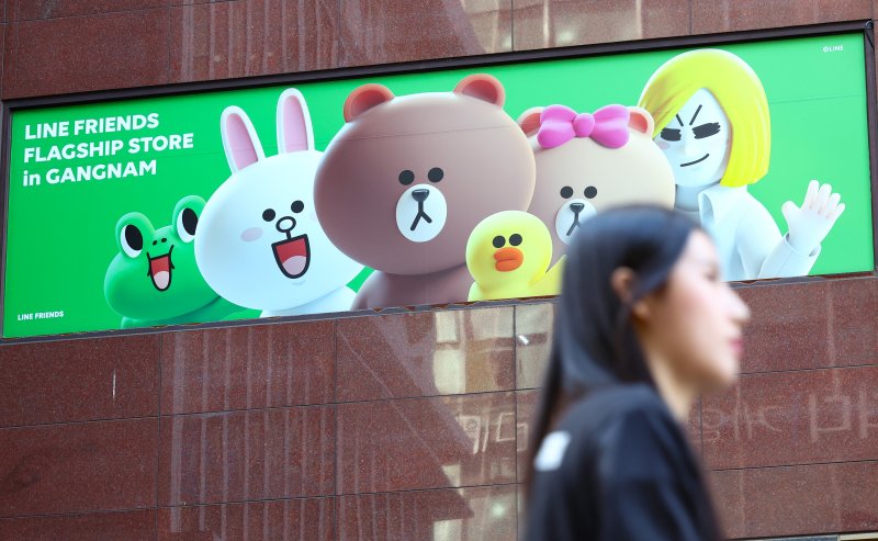 [서울=뉴시스] 황준선 기자 = 일본 국민 메신저 서비스 라인(LINE)의 한국 자회사 직원이 2020년 미공표 정보로 주식 내부자 거래를 하려다가 일본 당국에 적발됐다고 21일 니혼게이자이신문(닛케이)이 보도했다. 사진은 지난해 5월 13일 서울 시내 한 라인프렌즈 매장 모습. 2025.02.21. hwang@newsis.com