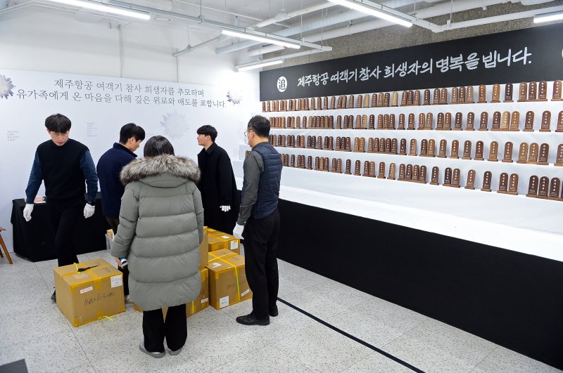 21일 오후 광주 동구 전일빌딩245 1층에 마련된 제주항공 참사 희생자 합동분향소가 철거되고 있다. 2025.2.21/뉴스1 ⓒ News1 이승현 기자