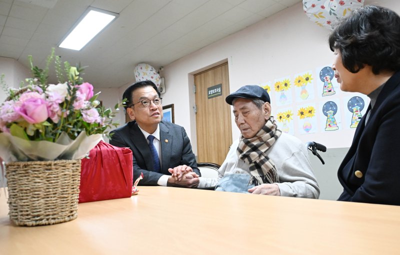[서울=뉴시스] 조수정 기자 = 최상목 대통령 권한대행 부총리 겸 기획재정부 장관이 강정애 국가보훈부 장관과 함께 제106주년 3.1절을 맞아 21일 오후 수원보훈원을 찾아 독립유공자이자 광복군 오성규 애국지사(1990, 건국훈장 애족장)를 위문, 위문품과 손편지를 전달한 뒤 대화하고 있다. (사진=기획재정부 제공) 2025.02.21. chocrystal@newsis.com *재판매 및 DB 금지