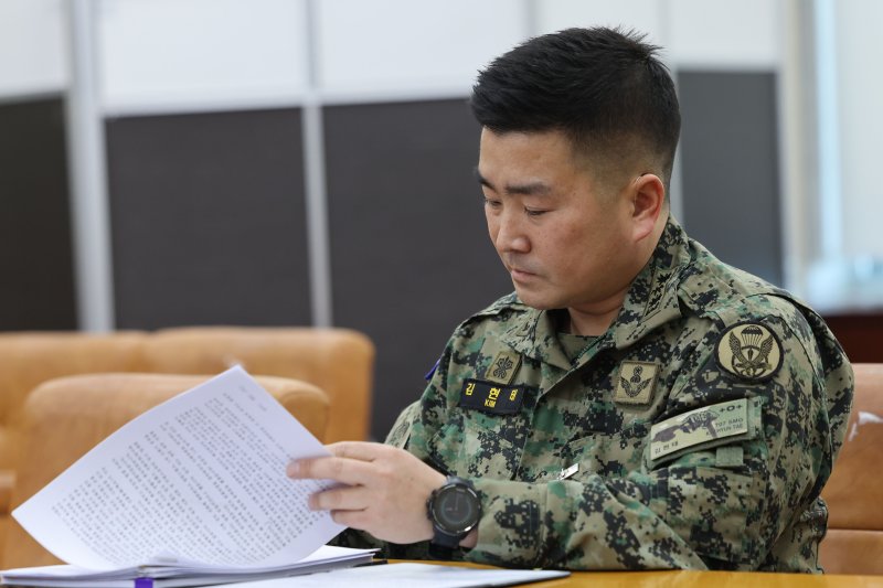 [서울=뉴시스] 권창회 기자 = 김현태 특전사 707특수임무단 단장이 17일 오후 서울 여의도 국회에서 열린 국방위원회 전체회의에서 자료를 살펴보고 있다. 2025.02.17. kch0523@newsis.com