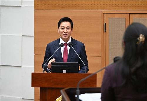 21일 서울시의회 제328회 임시회 시정질문에서 답변하는 오세훈 시장 (출처=연합뉴스)