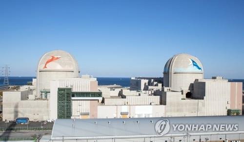 최신 한국형 원전인 신한울원전 1호기(왼쪽)와 2호기 (출처=연합뉴스)
