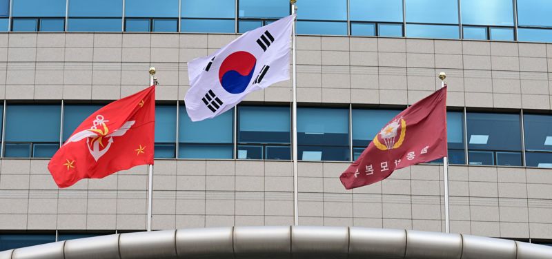 軍 "사직 전공의, 병역법 따라 4년간 군의관·공보의로 분산 입대"