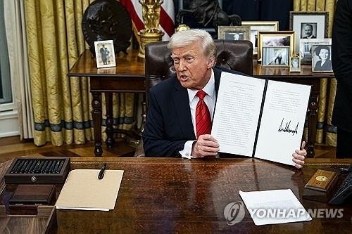 행정명령 문서를 들어 보이는 도널드 트럼프 미국 대통령 (출처=연합뉴스)