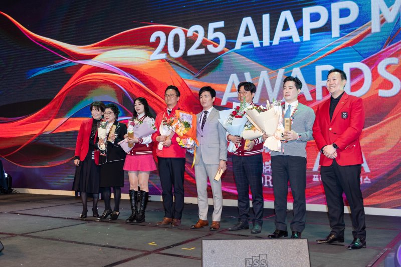 [서울=뉴시스] AIA생명 네이슨 촹 대표(오른쪽 첫번째)와 임명진 영업총괄본부장(왼쪽 첫번째)가 ‘AIA MDRT 장기 연속 달성상’을 수여 받은 AIA프리미어파트너스 소속 마스터 플래너들과 함께 ‘2025 MDRT 컨퍼런스’에서 기념사진을 촬영하고 있다. (사진=AIA생명 제공) 2025.02.21. photo@newsis.com *재판매 및 DB 금지