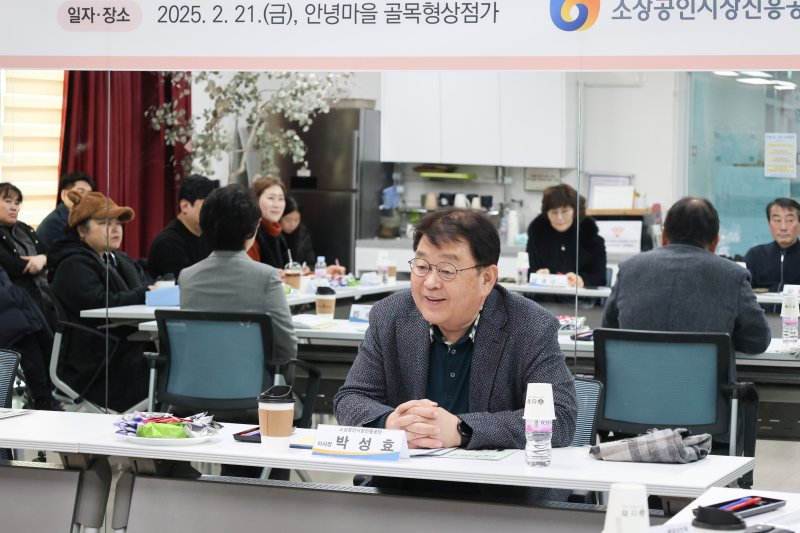 [서울=뉴시스] 박성효 소상공인시장진흥공단 이사장이 21일 대전 안녕마을 골목형상점가에서 배달·택배비 지원 수혜업체의 이야기를 청취하고 있다. (사진= 소상공인시장진흥공단 제공)