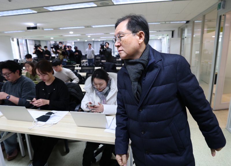 윤석열 대통령의 법률대리인인 윤갑근 변호사가 21일 오후 서울 서초구 스페이스쉐어 강남역센터에서 가진 긴급 기자회견에서 굳은 얼굴로 입장하고 있다. /사진=뉴스1