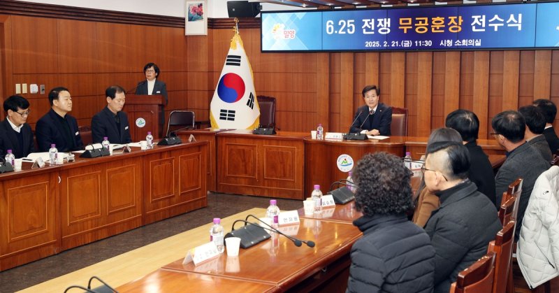 6·25 전쟁 무공훈장 전수식 (출처=연합뉴스)