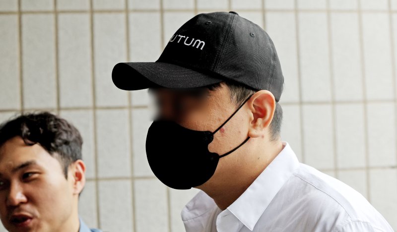 가상자산 시세 조작 의혹을 받는 '존버킴' 박 모 씨가 지난해 7월 17일 오후 서울 양천구 남부지방법원에서 열린 구속전피의자심문(영장실질심사)에 출석하고 있다. 2024.7.17/뉴스1 ⓒ News1 장수영 기자