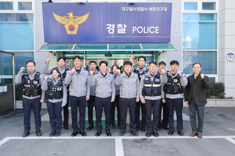 [대구=뉴시스] 이승협 대구경찰청장이 21일 달서경찰서 송현지구대를 방문해 현장조치 우수 경찰관을 격려하고 애로사항을 청취했다. (사진=대구경찰청 제공) 2025.02.21. photo@newsis.com *재판매 및 DB 금지