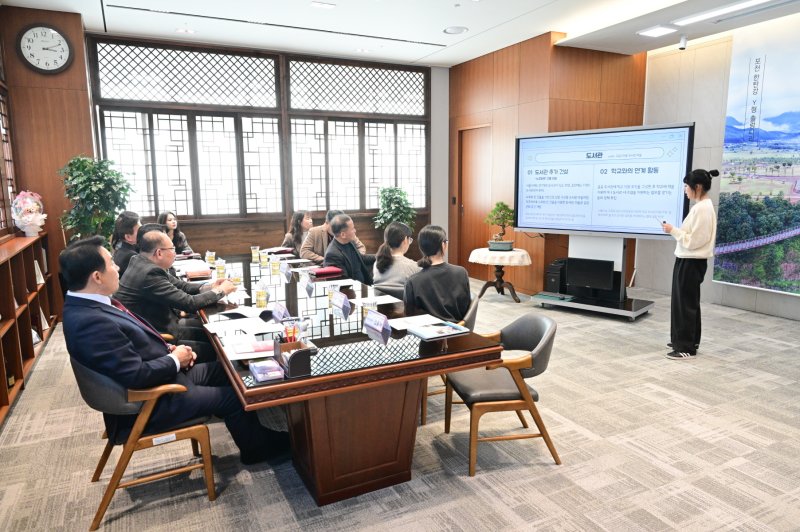 포천고등학교 학생들이 백영현 포천시장과 시 주요부서장들과 정책을 논의하는 모습. (포천시 제공. 재판매 및 DB금지)