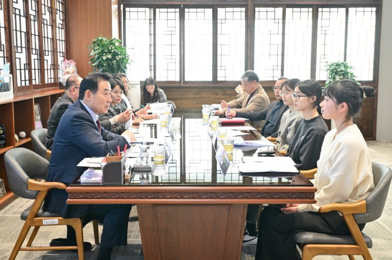 포천고등학교 학생들이 백영현 포천시장과 시 주요부서장들과 정책을 논의하는 모습. (포천시 제공. 재판매 및 DB금지)