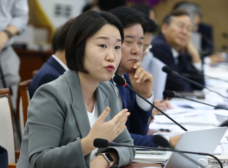 이소영 더불어민주당 위원이 11일 한국철도공사(코레일) 대전본사에서 열린 국회 국토교통위원회의 한국철도공사, 국가철도공단 등에 대한 국정감사에서 질의하고 있다. 2024.10.11/뉴스1 ⓒ News1 김기태 기자