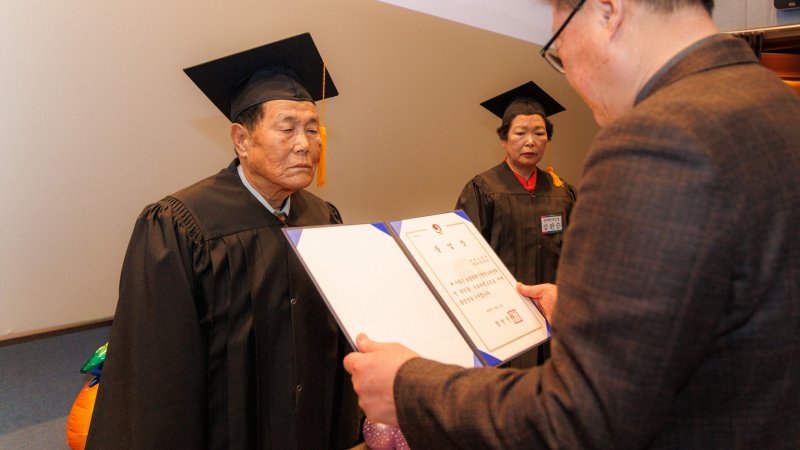 김필규씨가 21일 합천시네마 제1상영관에서 열린 합천군 '2025 성인문해교실 학력인정반' 졸업식에서 졸업장을 받고 있다(합천군 제공. 재판매 및 DB금지)