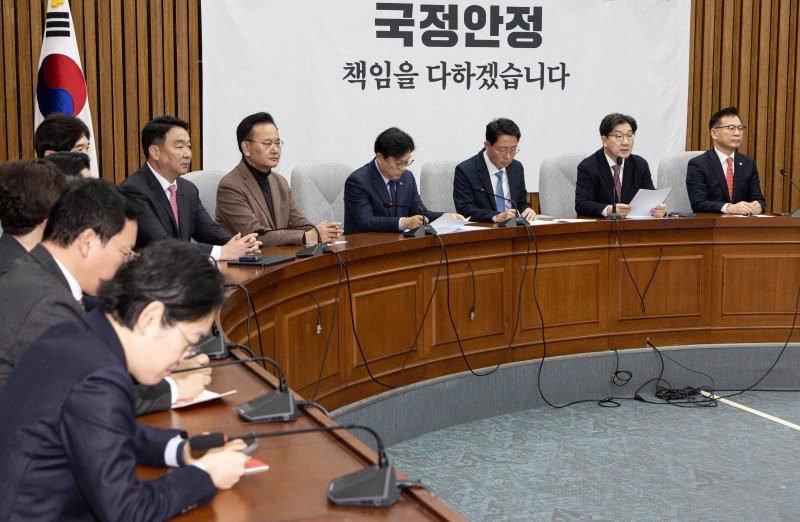 권성동 국민의힘 원내대표가 21일 오전 서울 여의도 국회에서 열린 원내대책회의에서 발언을 하고 있다. 2025.2.21.뉴스1 ⓒ News1 이재명 기자