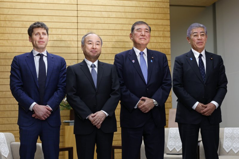 [도쿄=AP/뉴시스]일본 정부는 인공지능(AI) 보급으로 수요가 커질 것으로 전망되는 데이터센터와 발전소를 연계 정비하기 위해 민관 협의회를 시작한다.사진은 이시바 시게루 일본 총리가 지난 3일 도쿄 총리 관저에서 이와야 다케시 외무상과 함께 손정의(孫正義·일본명 손 마사요시) SBG 사장 겸 회장, 샘 알트먼 오픈AI 최고경영자(CEO)와 면담하고 사진 촬영한 모습. 왼쪽부터 알트먼 CEO, 손 회장, 이시바 총리, 이와야 외무상. 2025.02.21.