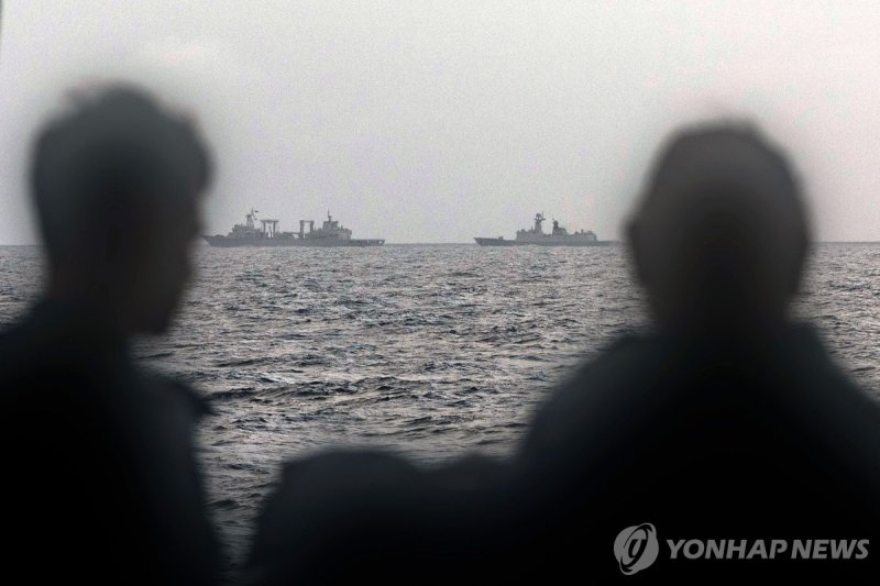 중국 군함들을 감시하는 호주 해군 (출처=연합뉴스)