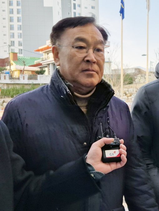 여성민원인을 상대로 한 성비위와 금품수수 등의 의혹을 받는 김진하 양양군수가 2일 구속 전 피의자 심문(영장실질심사)을 받기 위해 춘천지법 속초지원에 들어서고 있다. 2025.1.2/뉴스1 ⓒ News1 윤왕근 기자