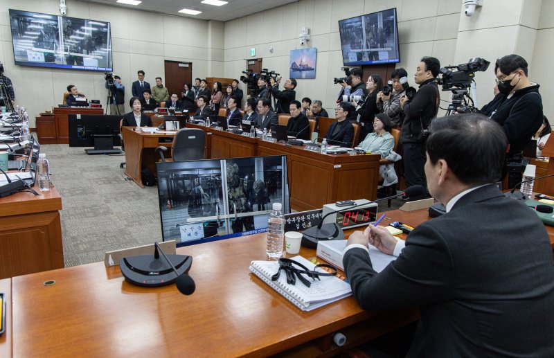 김선호 국방부 장관 직무대행이 21일 오전 서울 여의도 국회에서 열린 윤석열 정부의 비상계엄 선포를 통한 내란 혐의 진상규명 국정조사 제4차 청문회에서 박선원 더불어민주당 의원의 707특임부대가 휴대한 케이블타이 수갑 관련 질문을 듣고 있다. 2025.2.21/뉴스1 ⓒ News1 이재명 기자