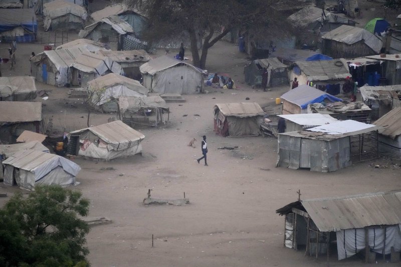 [주바(남수단)=AP/뉴시스]남수단 보건부와 교육부가 폭염으로 남수단 모든 학교에 폐쇄를 명령한 이튿날인 2023년 2월5일 수도 주바의 집 옆에 사람들이 나와 있다. 남수단이 20일(현지시각) 극심한 더위로 일부 학생들이 쓰러지는 일들이 잇따르자 2주 동안 모든 학교들을 폐쇄한다고 발표했다. 극심한 기후변화로 큰 영향을 받고 있는 남수단이 건기가 한창인 2월과 3월에 폭염으로 학교를 휴교한 것은 이번이 2번째다. 2025.02.21.
