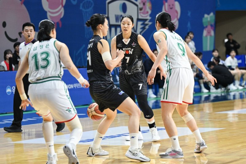우리은행 선수들을 수비하는 하나은행 선수들 (출처=연합뉴스)