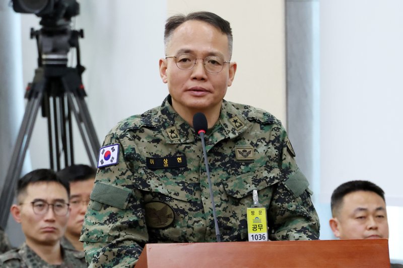 [서울=뉴시스] 조성우 기자 = 이상현 특수전사령부 제1공수여단장이 21일 오후 서울 여의도 국회에서 열린 윤석열 정부의 비상계엄 선포를 통한 내란 혐의 진상규명 국정조사 특별위원회 4차 청문회에서 의원 질의에 답변하고 있다. 2025.02.21. xconfind@newsis.com