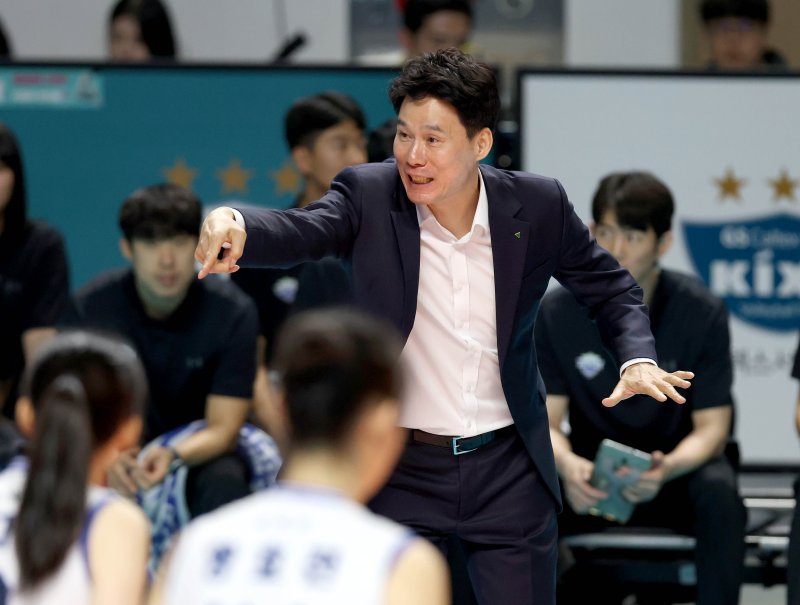 [서울=뉴시스] 황준선 기자 = 27일 서울 중구 장충체육관에서 열린 2024-25 도드림 V-리그 프로배구대회 현대건설과 GS칼텍스의 경기, 현대건설 강성형 감독이 지시하고 있다. (사진=현대건설 배구단 제공) 2024.10.27. photo@newsis.com *재판매 및 DB 금지