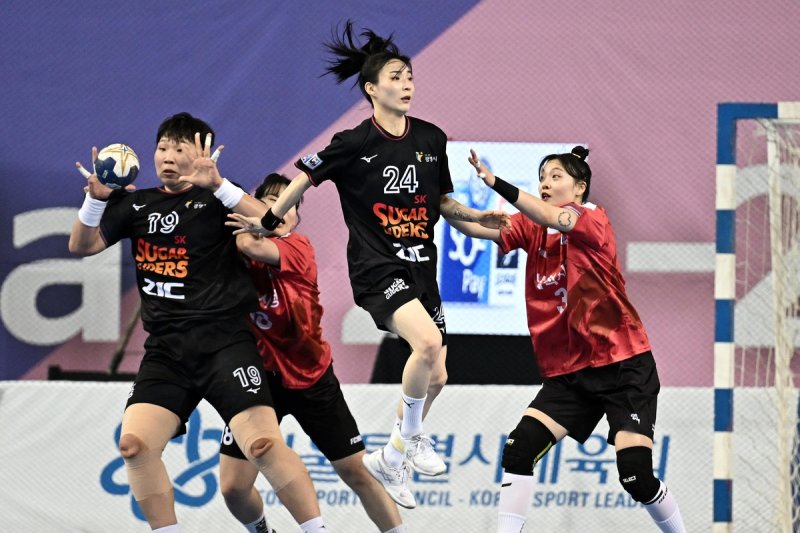 21일 삼척시청 전에서 공격을 시도하는 SK 강경민(24번)과 강은혜(19번). (출처=연합뉴스)