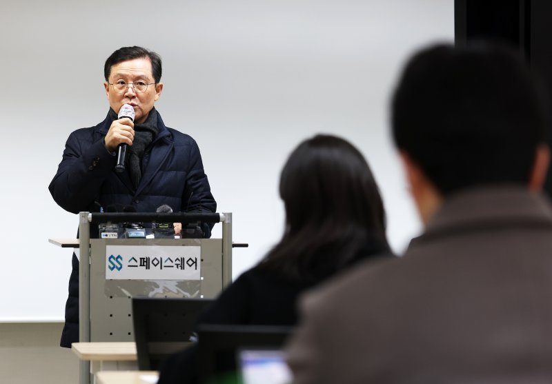 尹측, '영장 시비' 검찰로…공수처장·차장·부장검사 고발