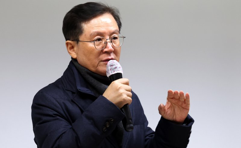 [서울=뉴시스] 추상철 기자 = 윤석열 대통령 측 윤갑근 변호사가 21일 오후 서울 강남구 스페이스쉐어 강남역센터에서 '고위공직자범죄수사처(공수처)의 서울중앙지방법원 영장 기각'과 관련해 긴급기자회견을 하고 있다. 2025.02.21. scchoo@newsis.com