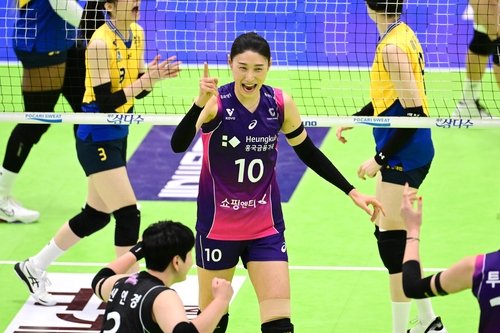 득점 후 기뻐하는 흥국생명의 김연경(중앙) (출처=연합뉴스)
