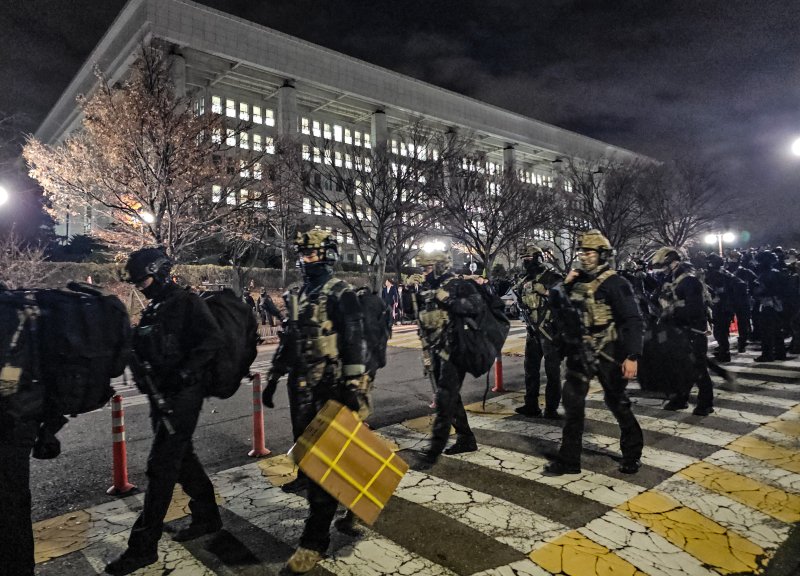 [서울=뉴시스] 고승민 기자 = 국회 본회의에서 비상계엄 해제를 의결한 4일 새벽 계엄군 병력이 국회에서 철수하고 있다. 2024.12.04. kkssmm99@newsis.com