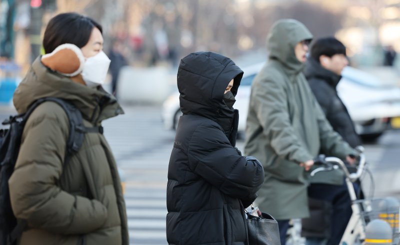 영하 10도 안팎의 추위가 이어진 21일 오전 서울 세종대로사거리에서 두꺼운 옷을 입은 시민들이 출근을 하고 있다. 2025.2.21/뉴스1 ⓒ News1 장수영 기자