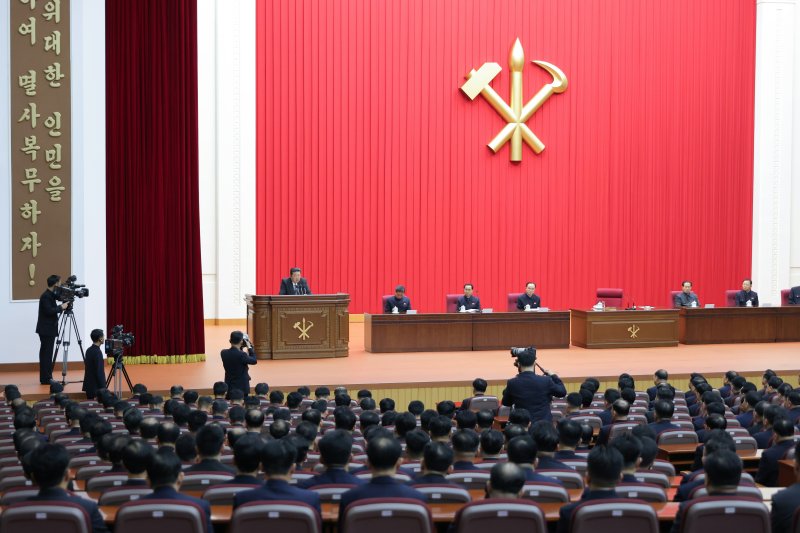(평양 노동신문=뉴스1) = 지난달 27일 김정은 노동당 총비서가 주재한 당 중앙위원회 제8기 제30차 비서국 확대회의의 모습. 왼편 문구가 '인민을 위하여 복무하자'다 [국내에서만 사용가능. 재배포 금지. DB 금지. For Use Only in the Republic of Korea. Redistribution Prohibited] rodongphoto@news1.kr