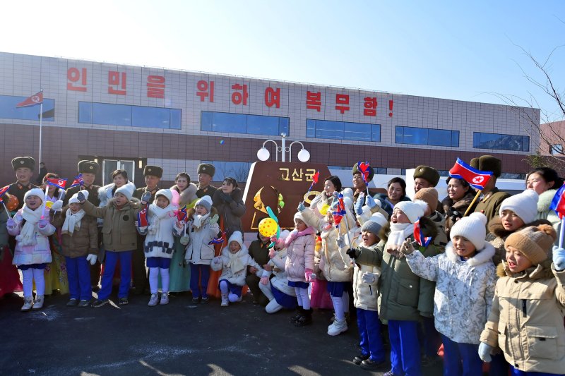 (평양 노동신문=뉴스1) = 지난달 문을 연 고산군 지방공업공장. 이 건물 외벽에 '인민을 위하여 복무함'이 적혀있다. [국내에서만 사용가능. 재배포 금지. DB 금지. For Use Only in the Republic of Korea. Redistribution Prohibited] rodongphoto@news1.kr