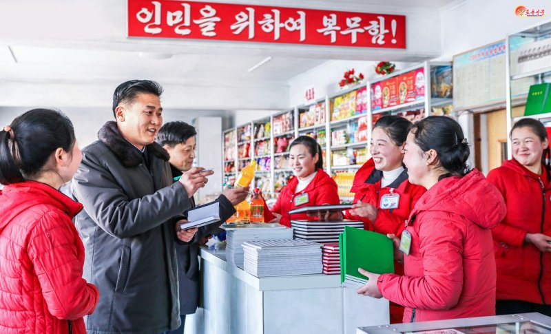 (평양 노동신문=뉴스1) = 북한 노동당 기관지 노동신문은 5일 각지 당 조직과 일군(간부)들의 역할을 조명하며 "군중 속에 들어가 인민생활향상을 위한 새로운 일감과 방도를 찾고 있다＂고 보도했다. [국내에서만 사용가능. 재배포 금지. DB 금지. For Use Only in the Republic of Korea. Redistribution Prohibited] rodongphoto@news1.kr