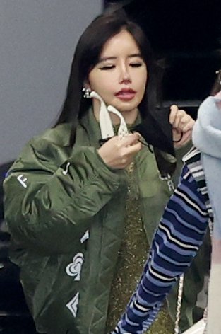 [뉴스1 ★]박봄, 이민호와 셀프 열애설 후 공항 포착… 블링블링 비주얼