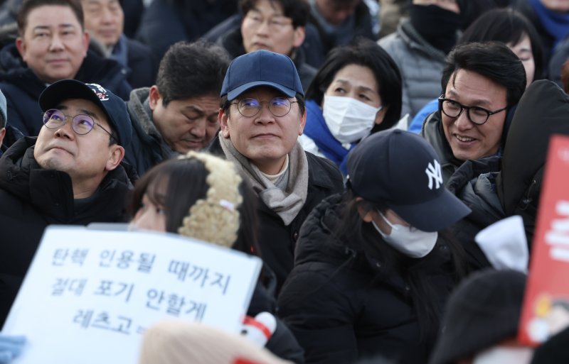 [서울=뉴시스] 김명년 기자 = 이재명 더불어민주당 대표가 28일 오후 서울 종로구 광화문 동십자각 일대에서 열린 ‘윤석열 즉각 퇴진! 사회대개혁! 4차 범시민 대행진’ 집회에 박찬대 원내대표와 김민석 최고위원 등과 함께 참석해 있다. 2024.12.28. kmn@newsis.com