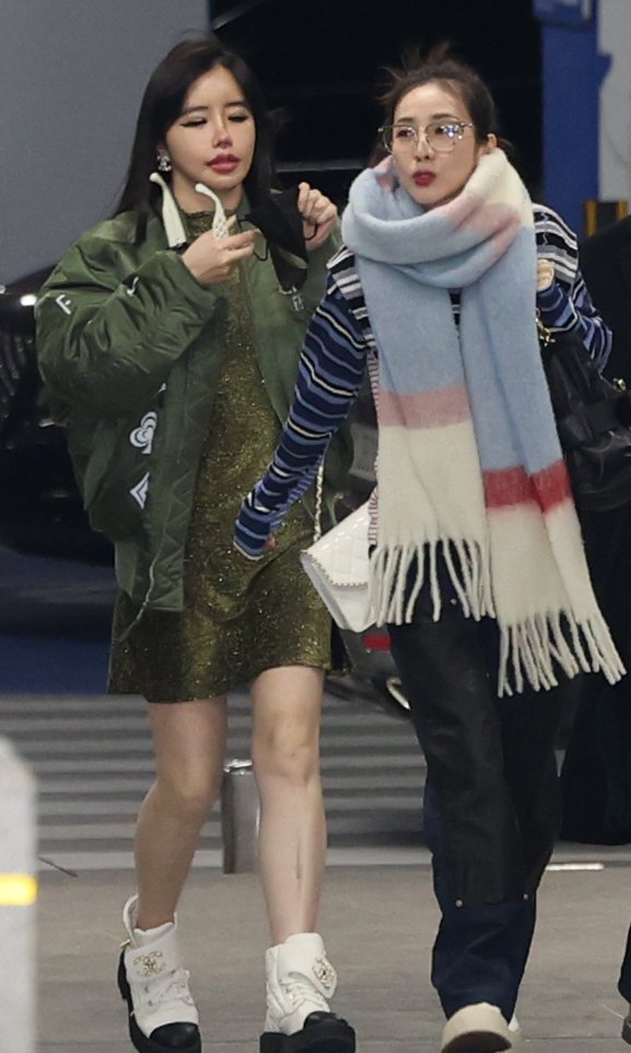 [뉴스1 ★]박봄, 이민호와 셀프 열애설 후 공항 포착… 블링블링 비주얼